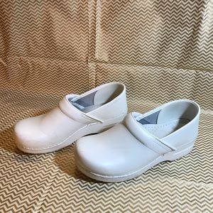 Women’s Size 40 Dansko Clogs